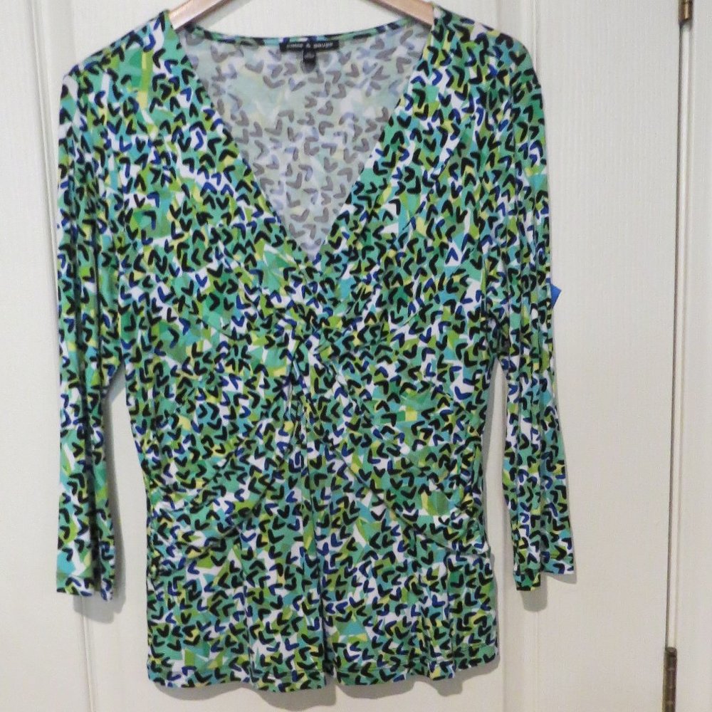 NWOT Super fitting and slimming V-Neck Top - Sz XL